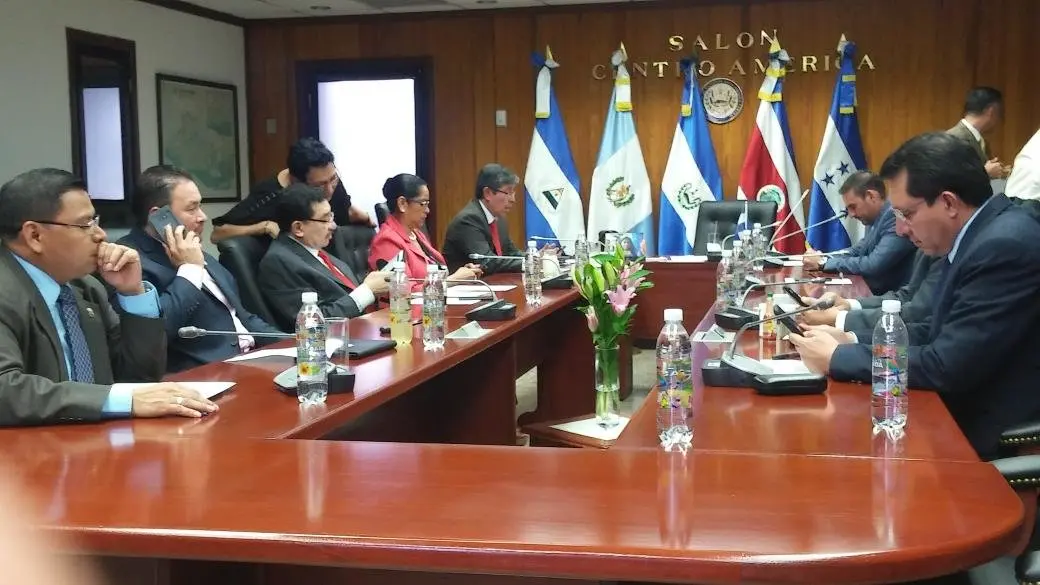 comisi&oacute;n pol&iacute;tica