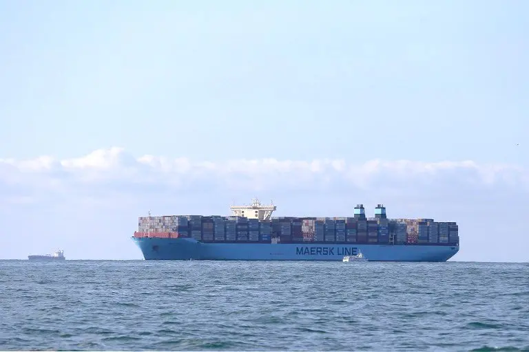Un contenedor de Maersk navega la costa de Le Havre, al noroeste de Francia. AFP PHOTO / CHARLY TRIBALLEAU