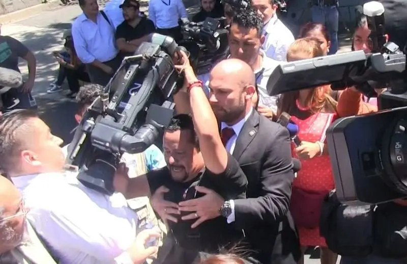 Vel&aacute;squez Parker agrede a camar&oacute;grafo