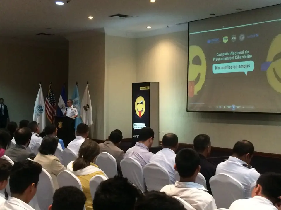 No conf&iacute;es en emojis