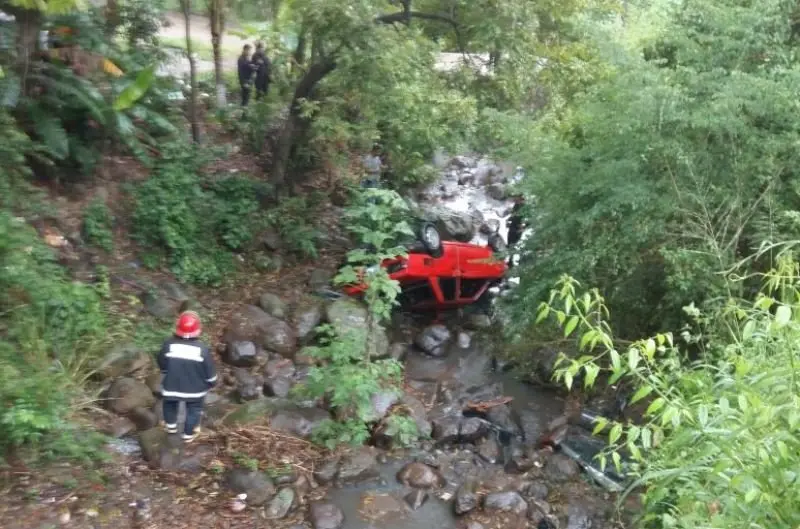 Polic&iacute;a muere al caer en quebrada en La Paz /Foto Bomberos