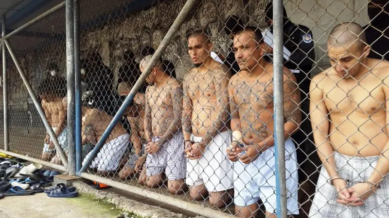 Traslado de internos a penal de Izalco/ Foto Centros Penales,