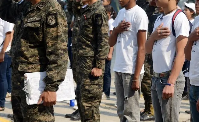 militares j&oacute;venes