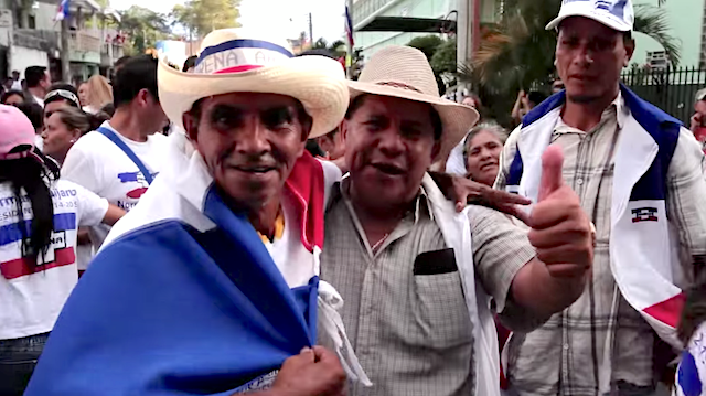 Areneros durante un mitin de campa&ntilde;a.