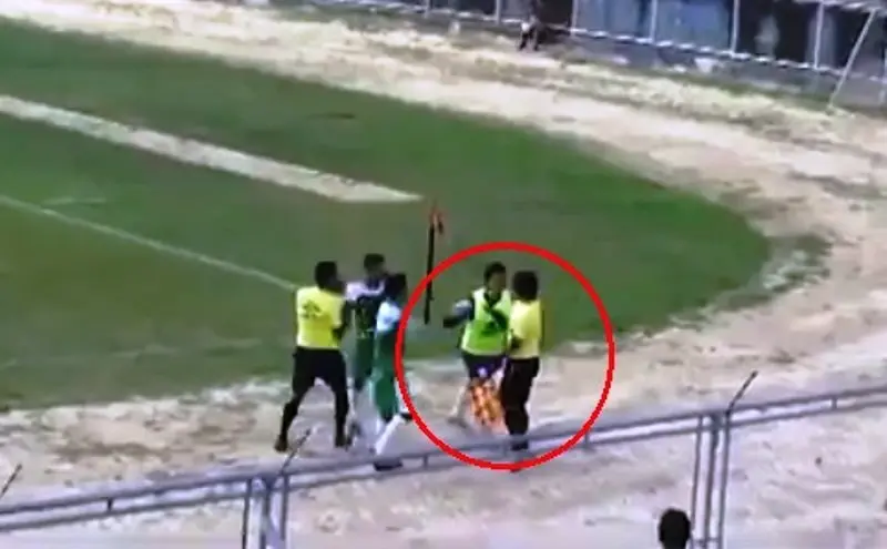 Golpea a &aacute;rbitro