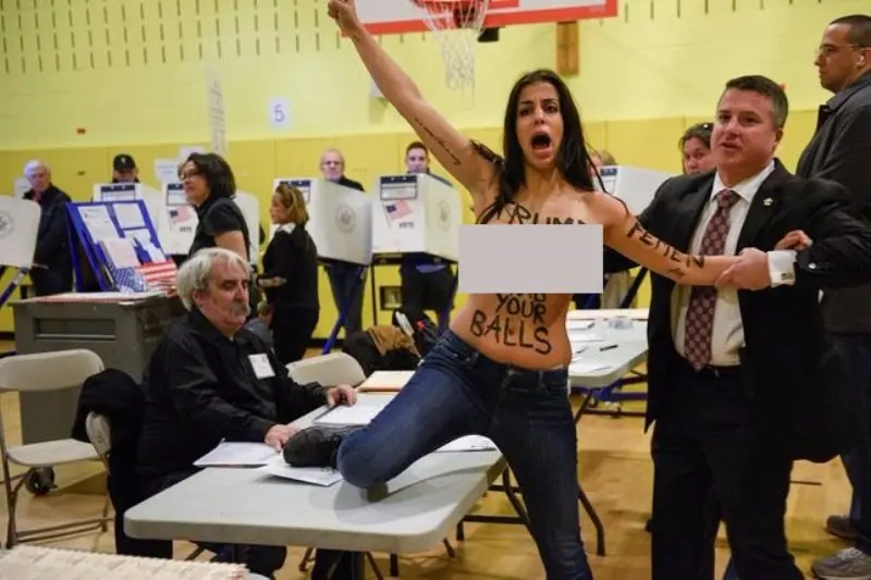 mujer muestra sus pechos