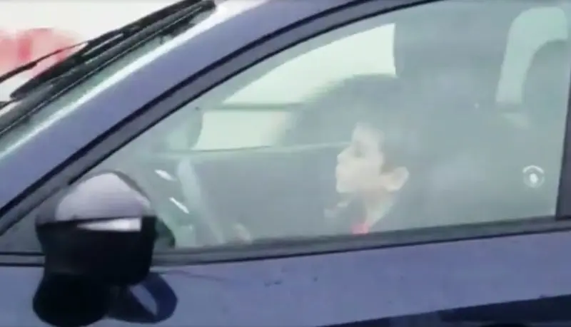 ni&ntilde;o manejando