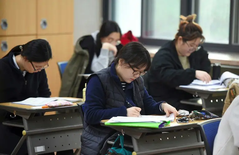 Students sit the annual College Scholastic Ability Test, a standardised exam for college entrance, at a high school in Seoul on November 17, 2016.
South Korea fell silent on November 17 with road traffic cleared and stock markets and businesses opening late as 606,000 students sat at the high-stake annual college entrance test in the education-obsessed country.  / AFP PHOTO / JUNG Yeon-Je