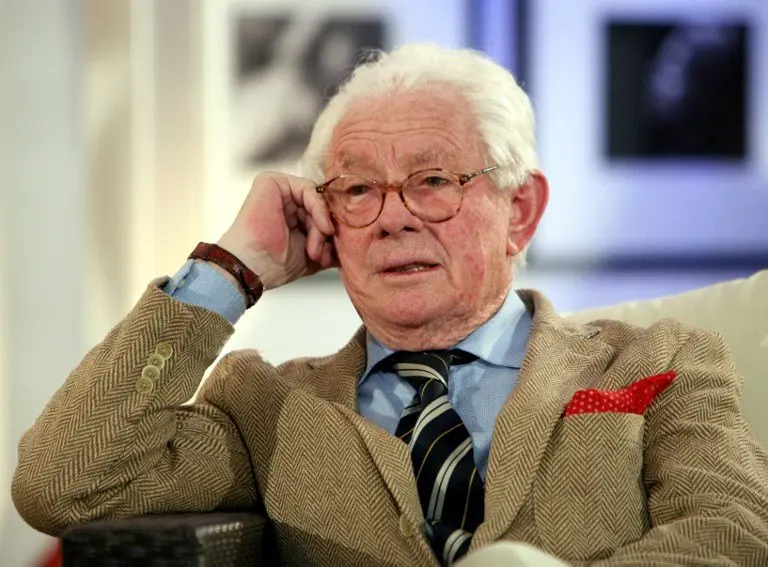 This picture taken on March 15, 2007 shows British photographer David Hamilton posing before the opening of an exhibition with his pictures in Stuttgart, southern Germany.
Fashion photographer threatened on November 22, 2016 to sue his accusers after four former child models said he raped them. / AFP PHOTO / dpa / Bernd WEISSBROD / Germany OUT