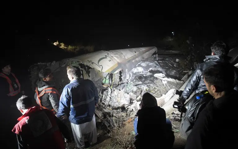 Pakistani officials of Pakistan International Airlines (PIA) look at the wreckages of crashed PIA passenger plane Flight PK661 at the site in the village of Saddha Batolni in the Abbottabad district of Khyber Pakhtunkhwa province on December 7, 2016.
All 48 people on board a Pakistani plane which crashed in the country's mountainous north and burst into flames have died, officials told AFP on December 7, 2016. "No one survived," said the Civil Aviation Authority spokesman.
 / AFP PHOTO / AAMIR QURESHI