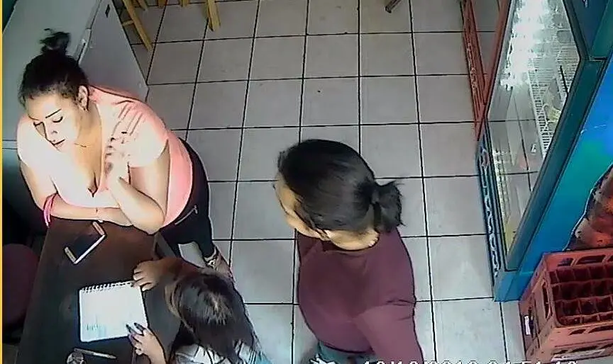 adultos ocupan a una ni&ntilde;a para robar 5