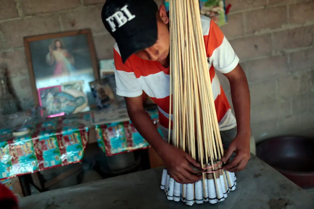 A craftsman makes fireworks in a workshop in Tultepec, Mexico State, on December 22, 2016. / AFP PHOTO / PEDRO PARDO