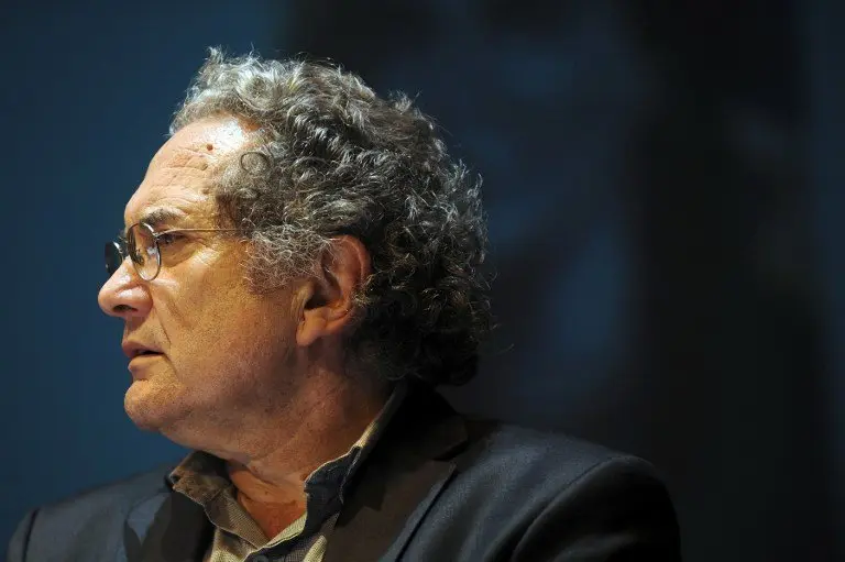 (FILES) This file photo taken on August 2, 2011 shows Argentine writer Ricardo Piglia after receiving the Romulo Gallegos Award for his novel "Blanco Nocturno", in Caracas.
Piglia died on January 6, 2017 of amyotrophic lateral sclerosis (ALS) at age 75, in Buenos Aires. / AFP PHOTO / Leo RAMIREZ