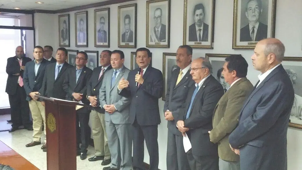 Hugo Mart&iacute;nez y Hato Hasb&uacute;n en la Asamblea Legislativa.