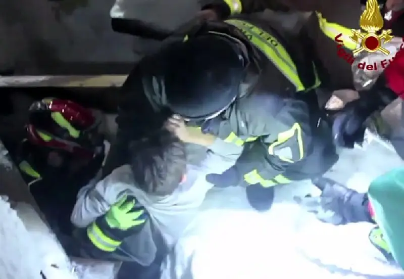 Ni&ntilde;os rescatados en alud de Italia