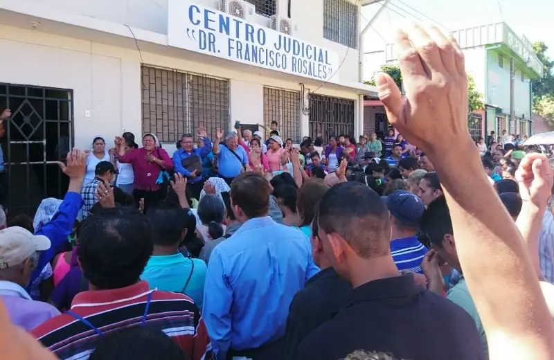 apoyo abuela de ni&ntilde;os calcinados