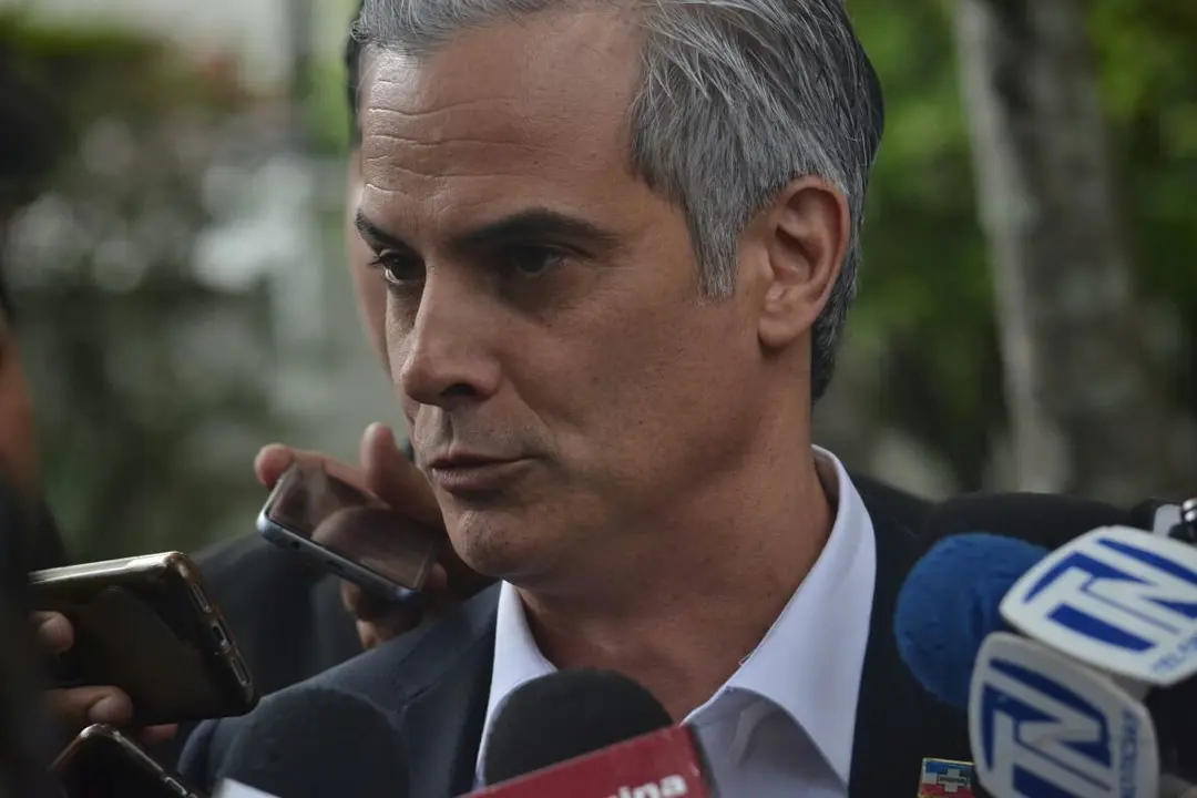 Mauricio Interiano a la salida de CAPRES