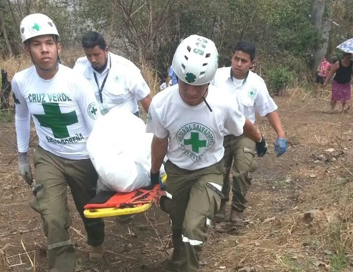 cad&aacute;ver de mujer rescatada