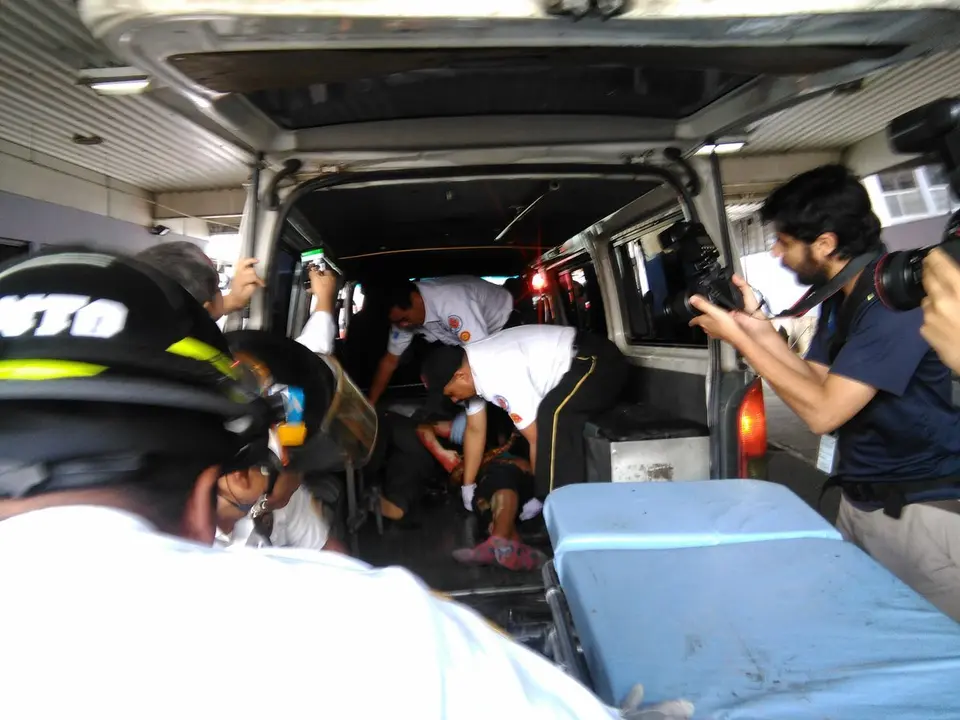 Menores son trasladado por ambulancias Llevan quemaduras de 3 grado Foto La Prensa Libre