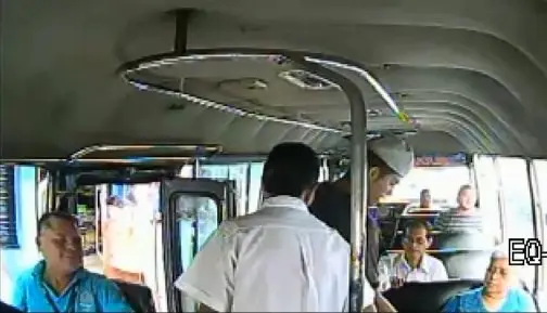 Delincuentes cobrando renta en microb&uacute;s