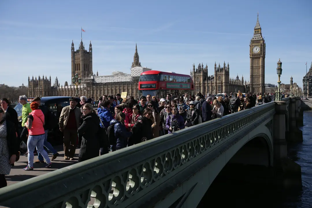 Miles de personas marcharon por el puente de Westminster, frente al parlamento brit&aacute;nico