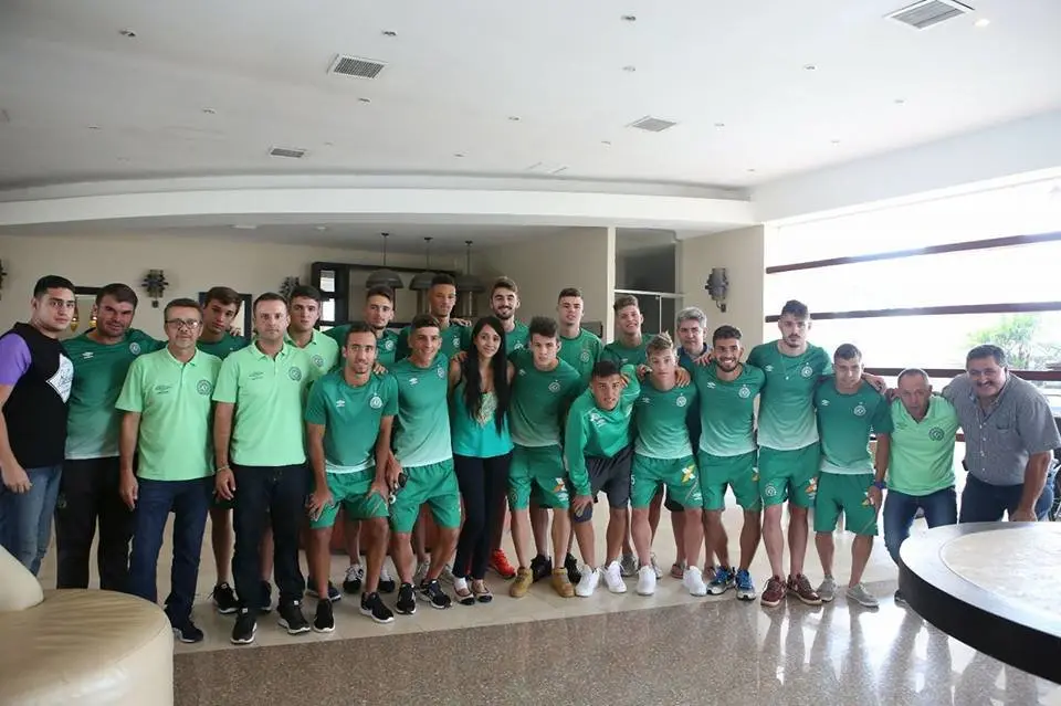 Chapecoense se re&uacute;ne con azafata sobreviviente