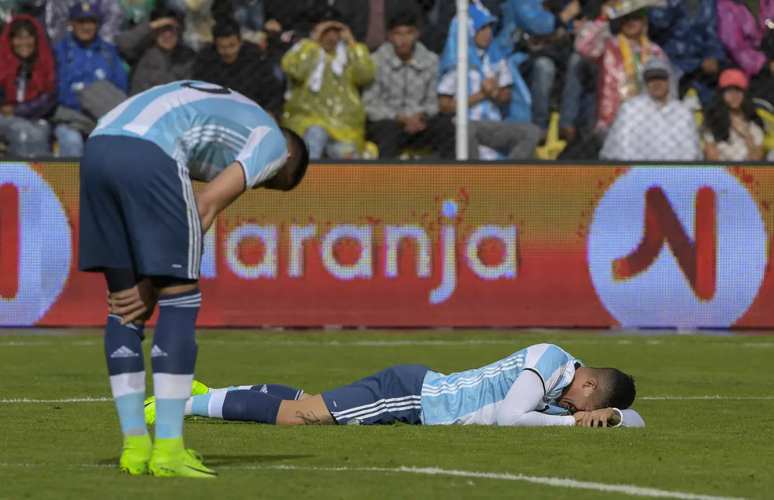 Argentina's Marcos Rojo (R) and Mateo Musacchio react during their 2018 FIFA World Cup qualifier football match in La Paz, on March 28, 2017. / AFP PHOTO / JUAN MABROMATA