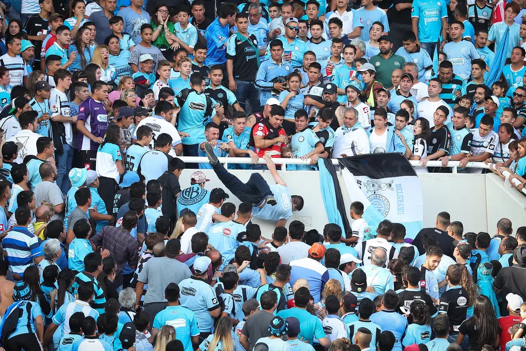 Un aficionado es lanzado desde la tribuna en un partido en C&oacute;rdoba, Argentina