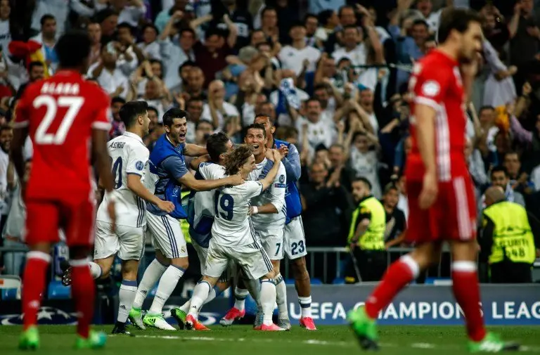 Jugadores de Real Madrid celebran el triunfo 4-2 con el que eliminaron al Bayern M&uacute;nich