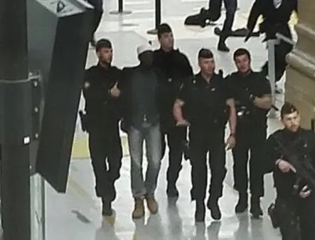 Hombre detenido en estaci&oacute;n de trenes en Par&iacute;s