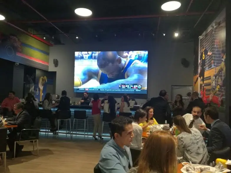 Strikers Sports Bar Restaurant, restaurante del hotel Barcel&oacute; San Salvador