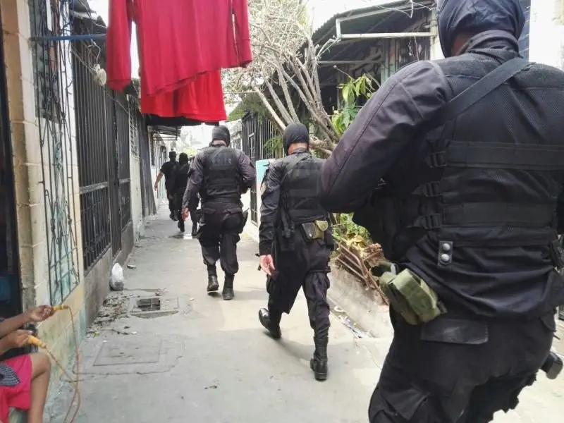 polic&iacute;as patrullan