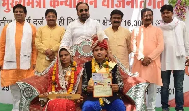 Un ministro de India regal&oacute; palas de madera a varias novias