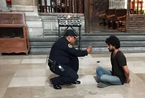 Hombre apu&ntilde;ala a sacerdote en M&eacute;xico