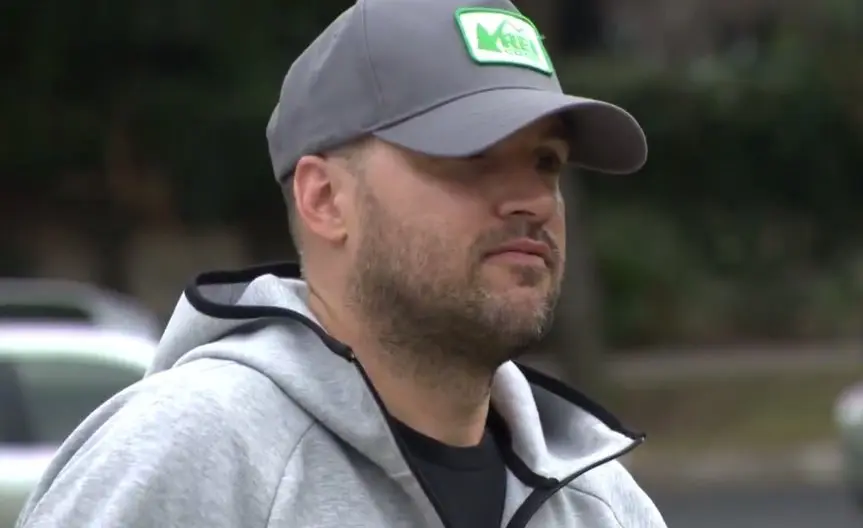 Hombre demand&oacute; a su pareja por chatear en el cine