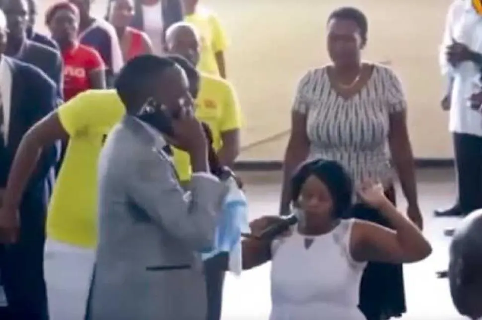 Pastor de Zimbabue habla por tel&eacute;fono con Dios