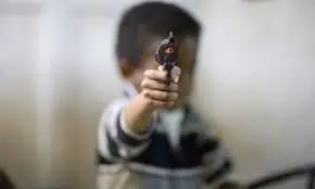 ni&ntilde;os delinquiendo