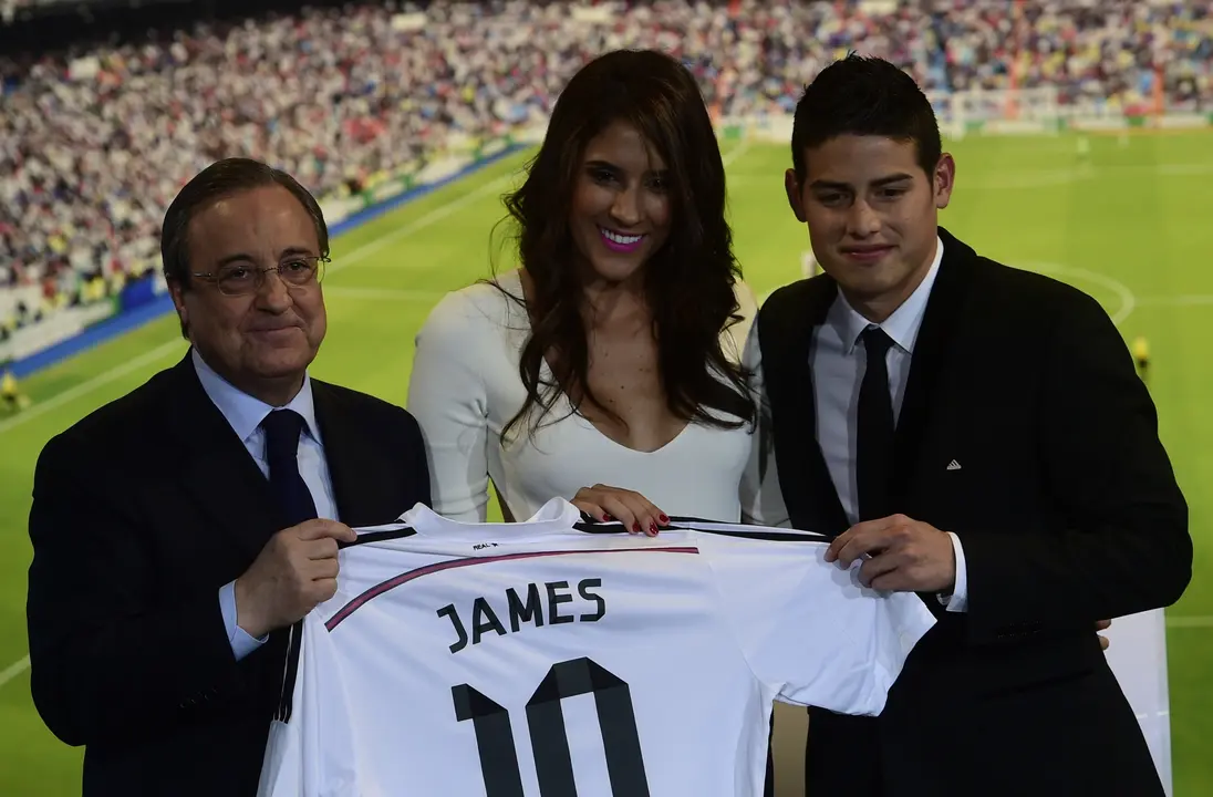 James Rodr&iacute;guez y su esposa Daniela Ospina en su presentaci&oacute;n con el Real Madrid