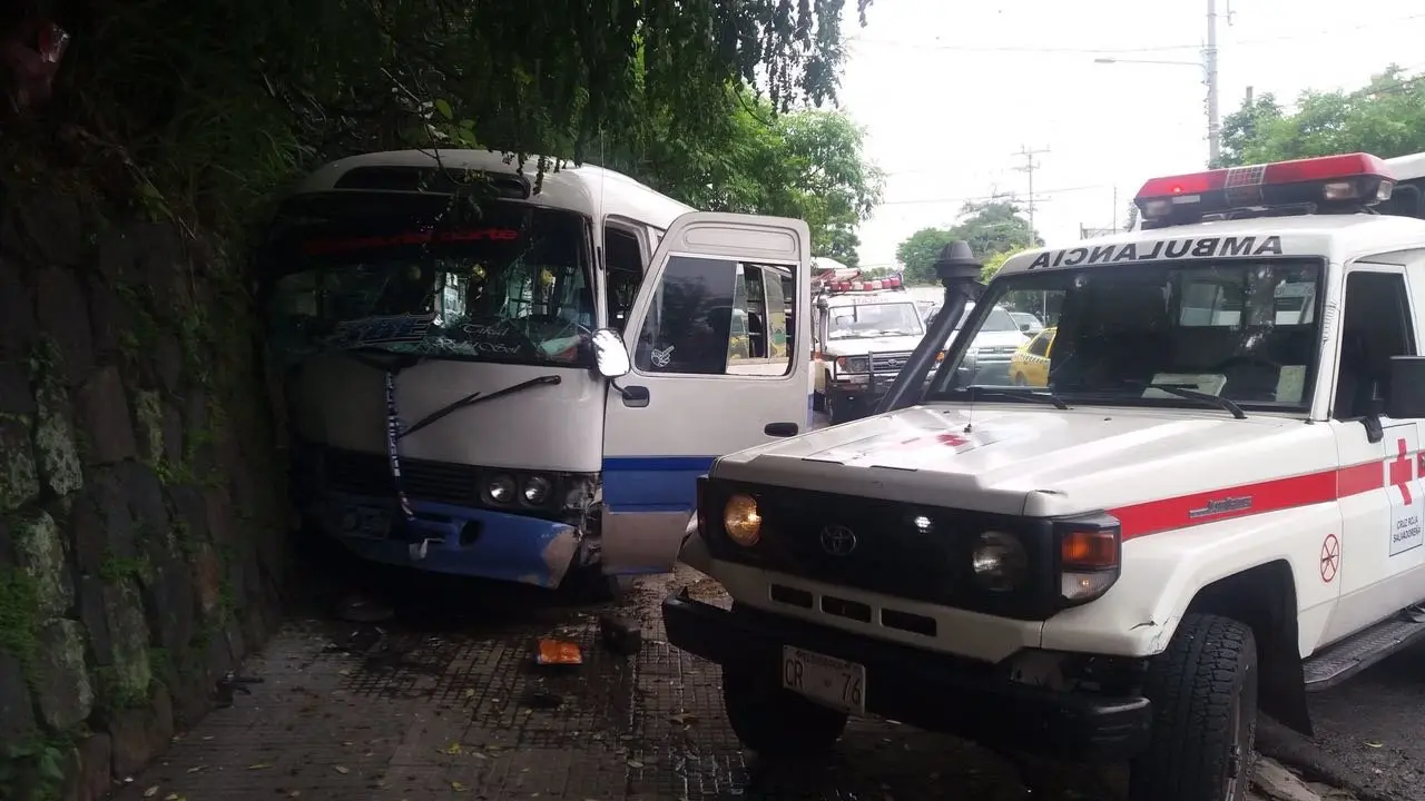 Accidente de microb&uacute;s de la 38 en la Troncal del Norte