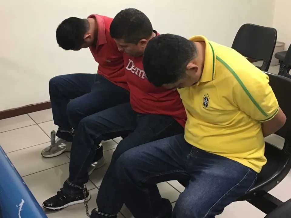 Polic&iacute;as prisi&oacute;n