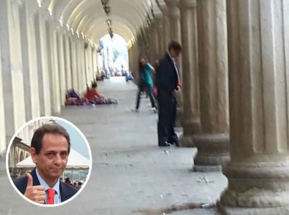 Diplom&aacute;tico orinando