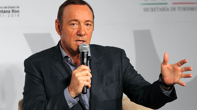 Revelan que Spacey sufri&oacute; abuso sexual de su padre