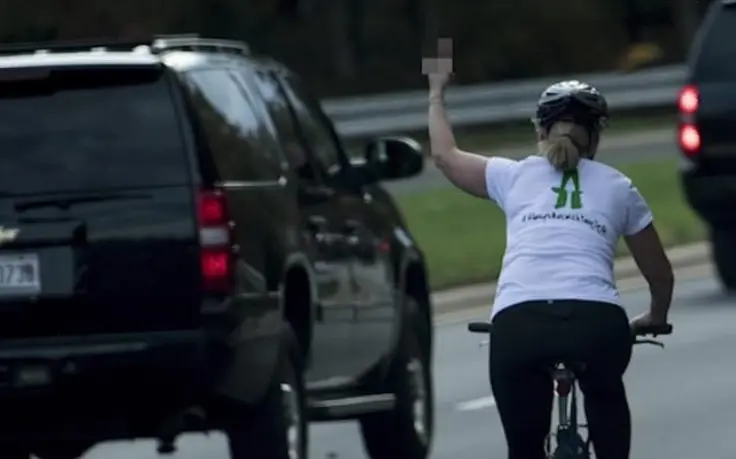 Saca el dedo a Donald Trump