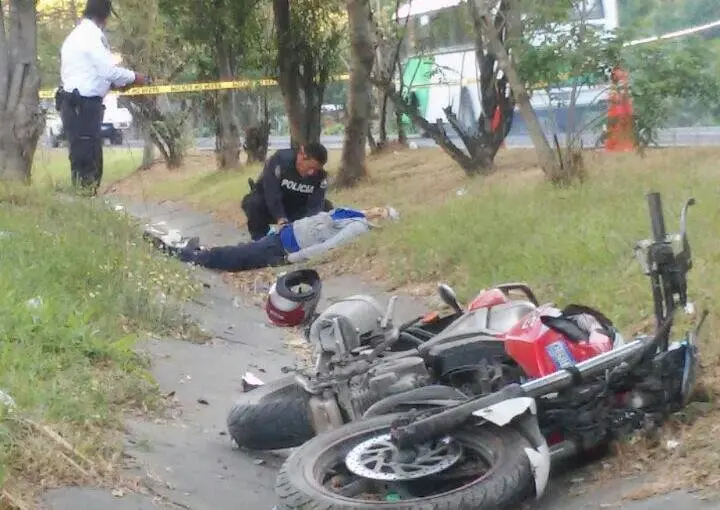 Motociclista fallecido