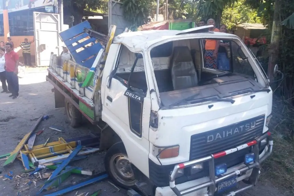 Vuelco de cami&oacute;n en Nejapa