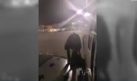 Hombre sale de avi&oacute;n