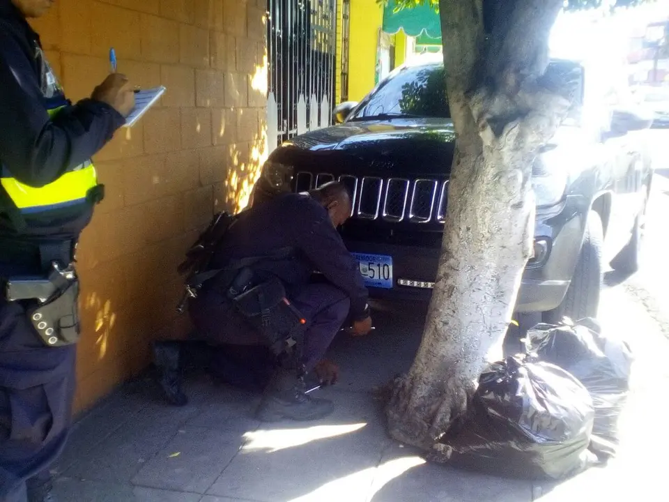 PNC quita placas a veh&iacute;culos