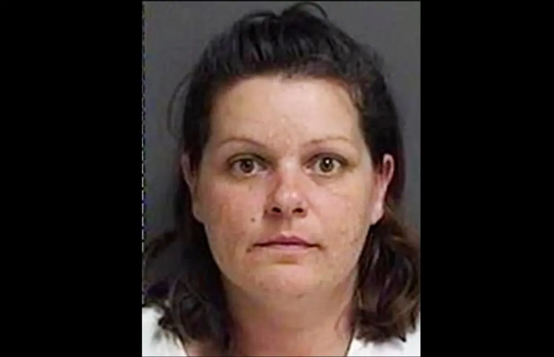 mujer saca beb&eacute;