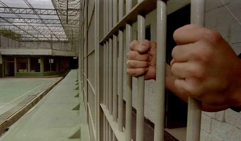 Por violar a sus dos hijos