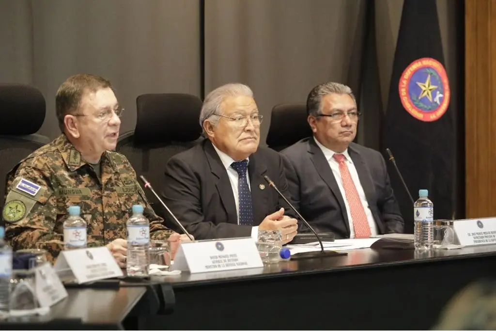 Salvador S&aacute;nchez Cer&eacute;n reunido con el alto mando de la Fuerza Armada